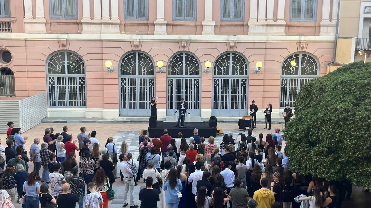 Uno de los momentos de la inauguración de la exposición sobre Lorca en Xàtiva.