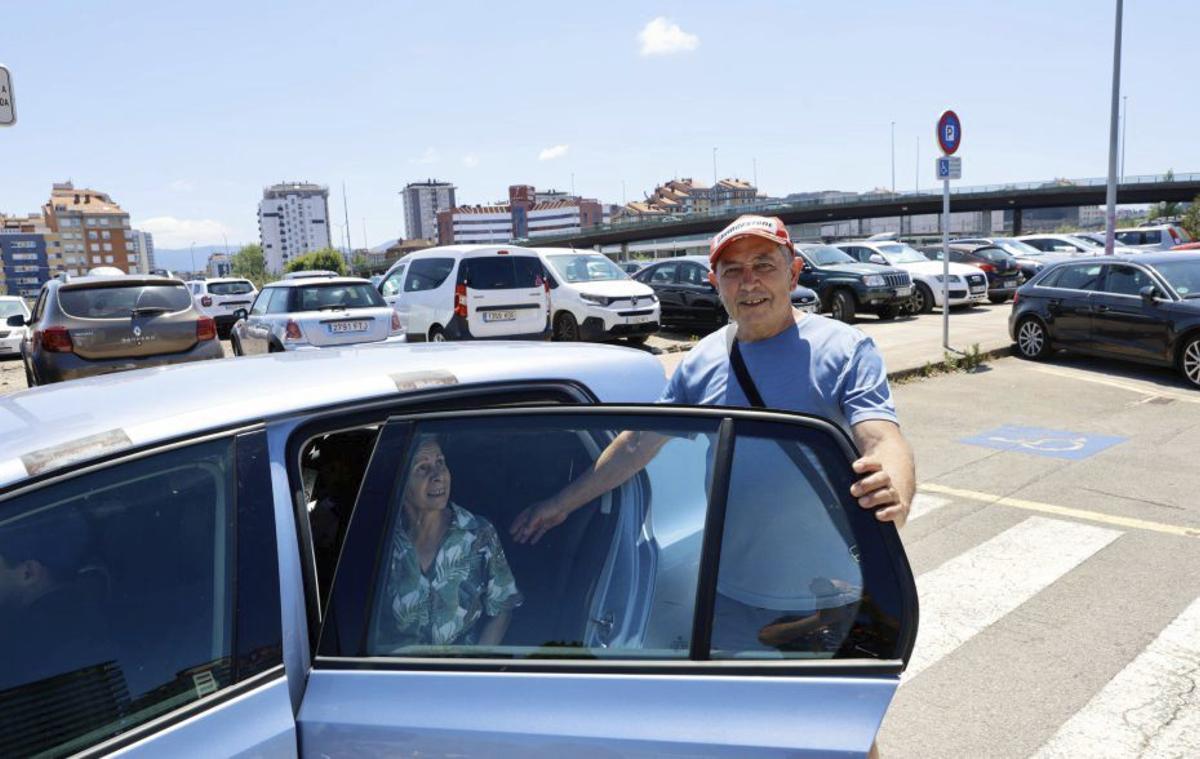En la imagen de la izquierda, Antonio Segura, en el aparcamiento cercano a Poniente. Junto a estas líneas, por la izquierda, el parking provisional del Industrial y por la derecha la hilera de vehículos en el espigón de Poniente. Por la derecha, Carlos Martínez y Perla María Alonso, tras aparcar junto a la Comisaría de Gijón.