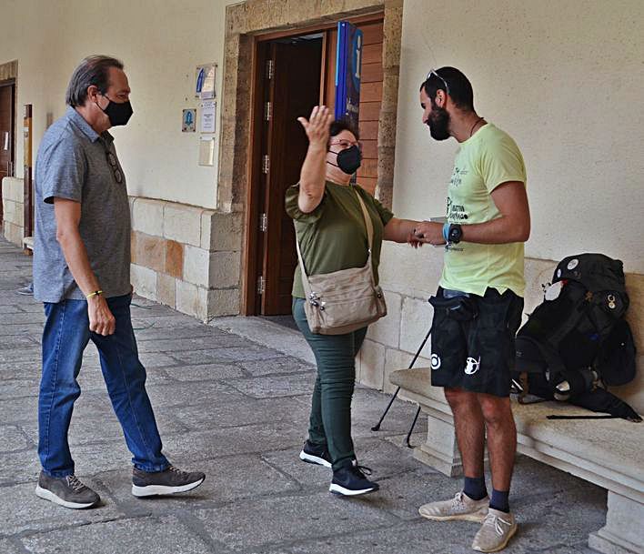 Unos conocidos de Pedro le reciben en la Plaza Mayor. | E. P.