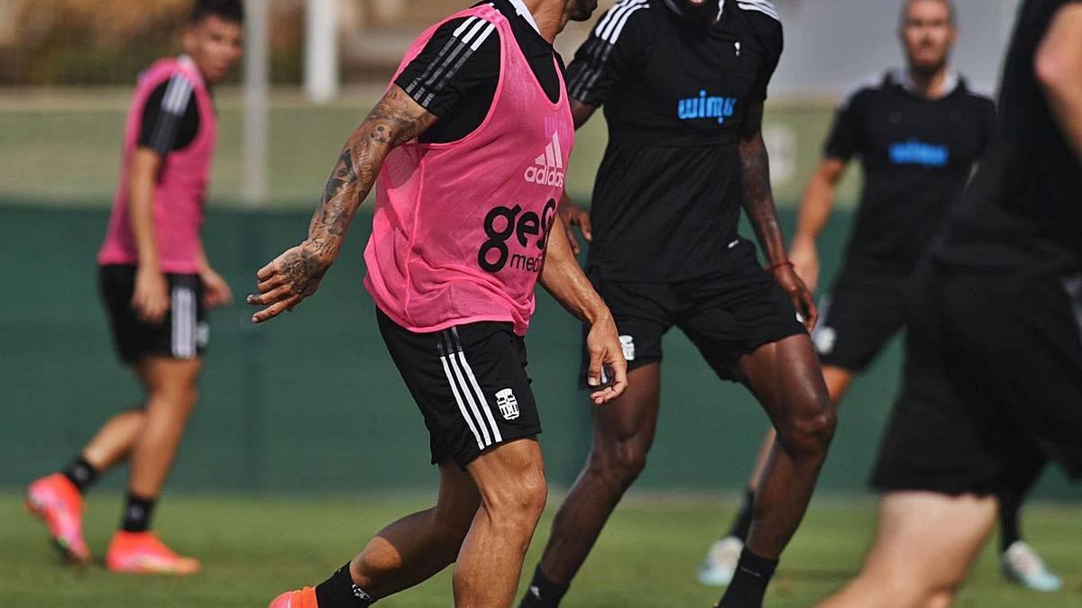 Rubén Castro, con el esférico durante un entrenamiento del Cartagena. | PRENSA FC CARTAGENA