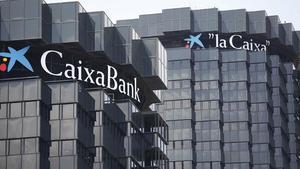 Seu central de {CaixaBank} a la Diagonal de Barcelona.