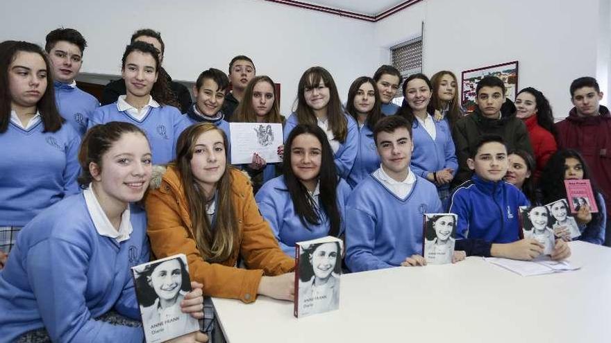 Los alumnos de tercero de la ESO del colegio Luisa de Marillac, ayer, con el &quot;Diario de Ana Frank&quot;.