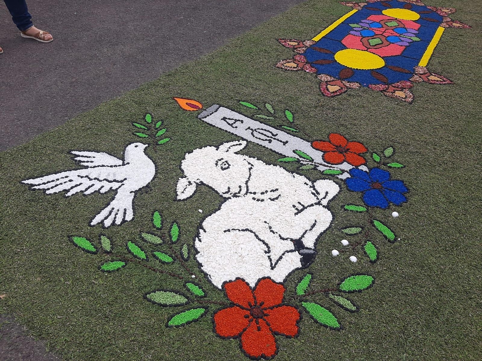 Cientos de personas festejan el Corpus en Lugones: la procesión y las alfombras, en imágenes