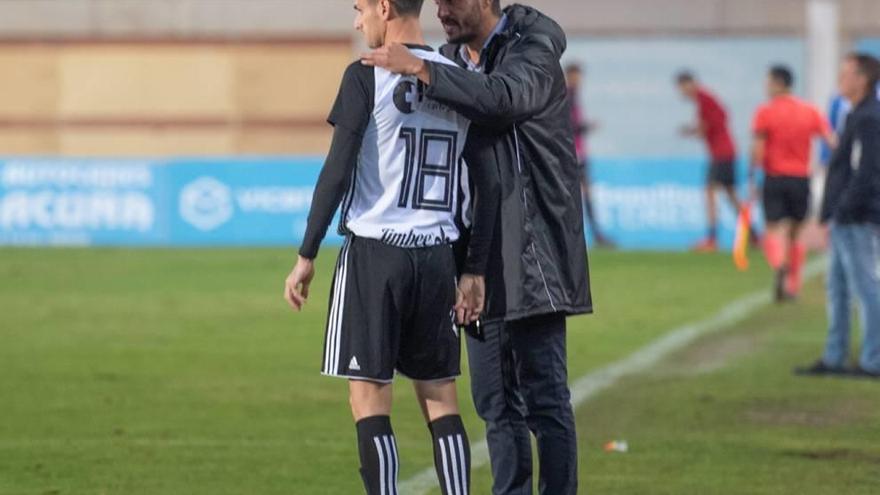 Munúa da instrucciones a Rubén Cruz antes de saltar al campo.