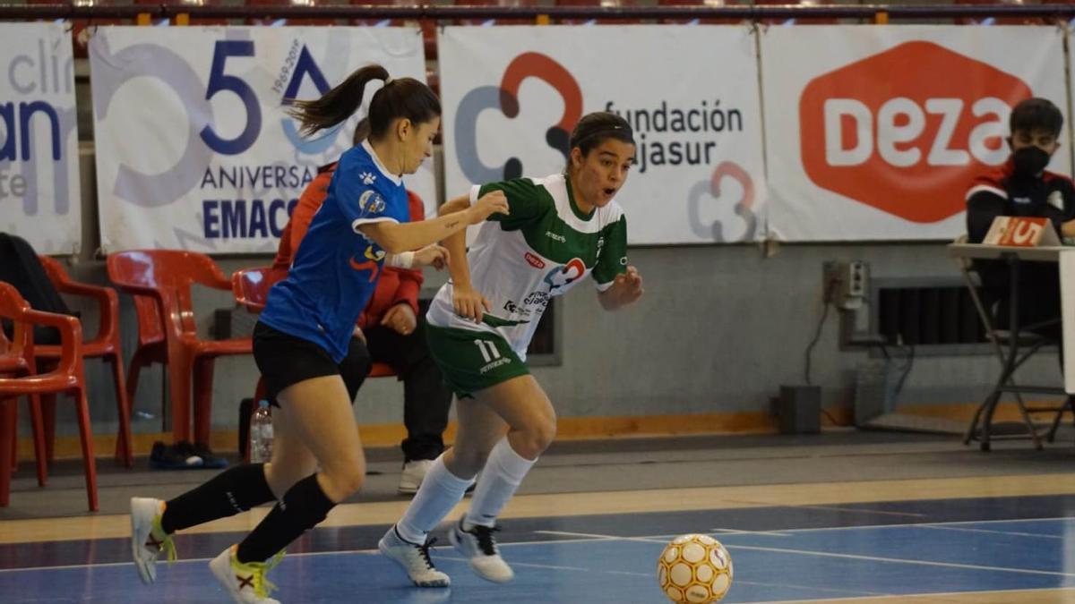 África Lozano controla el balón.