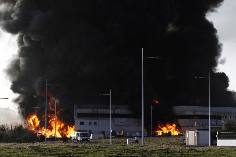 Incendio en una nave industrial de Narón.