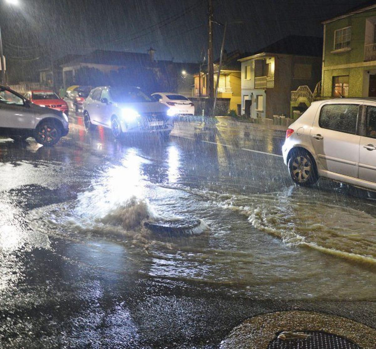 Alcantarillas desbordadas por la tromba. |  G.N.
