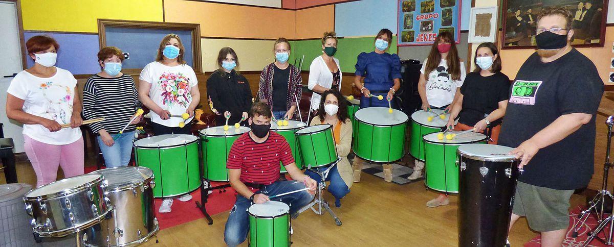 Los componentes en el local de ensayo. Por la izquierda, María Jesús Costa, Rosi González, Rocío González, Paula Pérez, Elena González, Reyes Menéndez, Giovanna Suárez, Conchi Santiago, Belén González y Senén González. Agachados, Javier Rodríguez y Patricia Méndez.