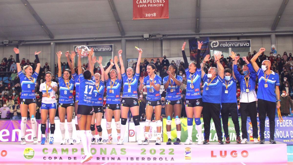 Las jugadoras y técnicos del CV Haris Sanaya Libby’s La Laguna celebran su título. | | E.D.