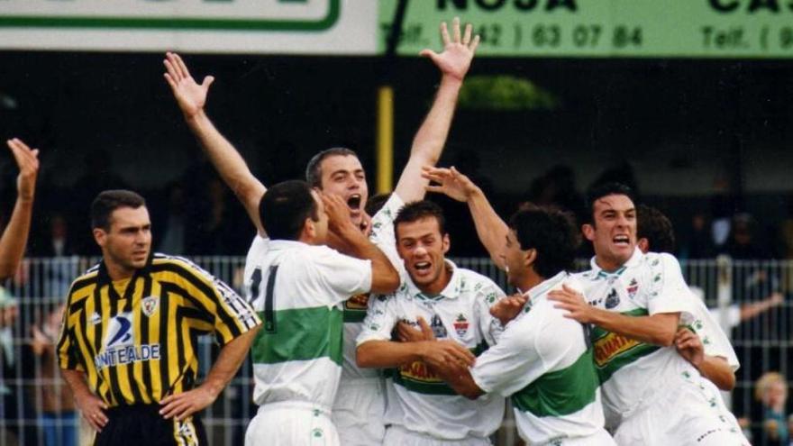 Cuxart celebra su gol en Barakaldo junto a él: Claudio, Manel, Alberto y Jaume.