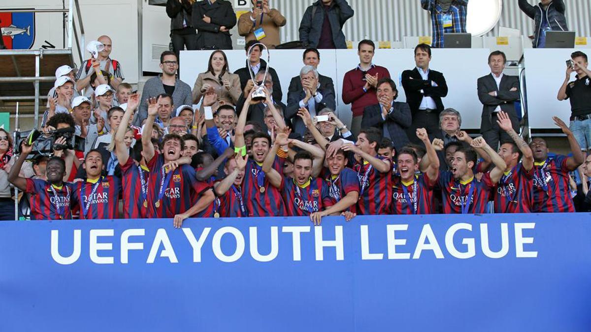 Roger Riera levanta el trofeo de campeones de Europa de la Youth League