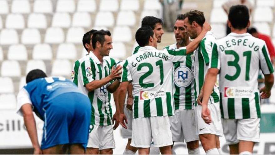 Els jugadors del Còrdova es feliciten durant el transcurs
del partit d&#039;ahir.