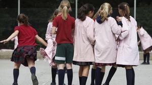 Alumnas en el patio del colegio La Vall, en Bellaterra, donde solo se escolarizan niñas.