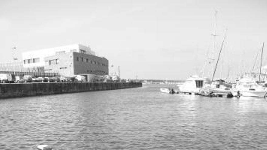 Un operario vuelve a atar el bote robado en Poniente.