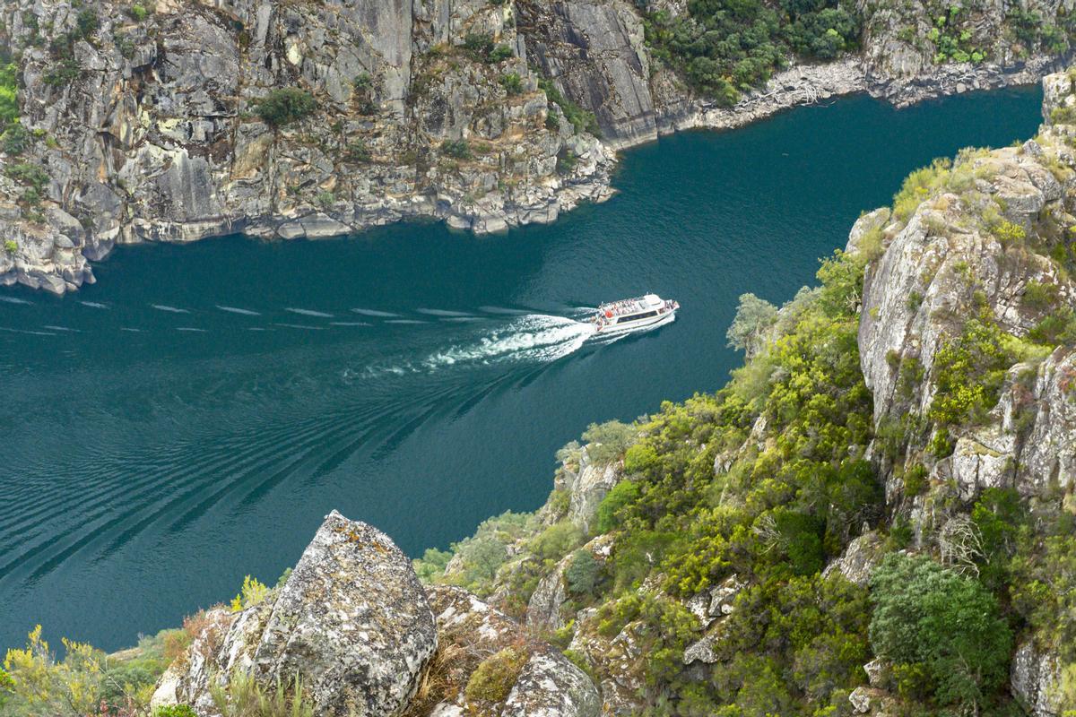 Un catamarán entre los cañones del río Sil