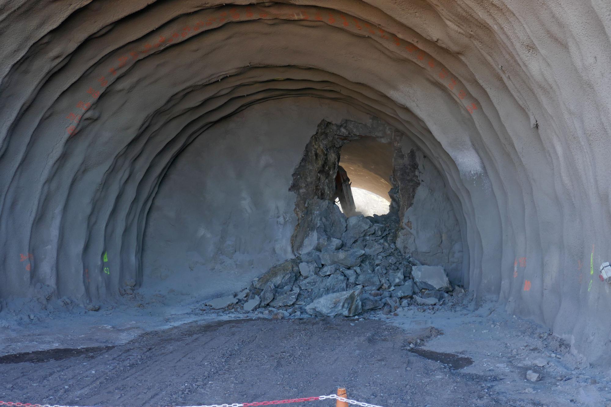 Obras Públicas termina la perforación de los nueve túneles de la carretera de La Aldea