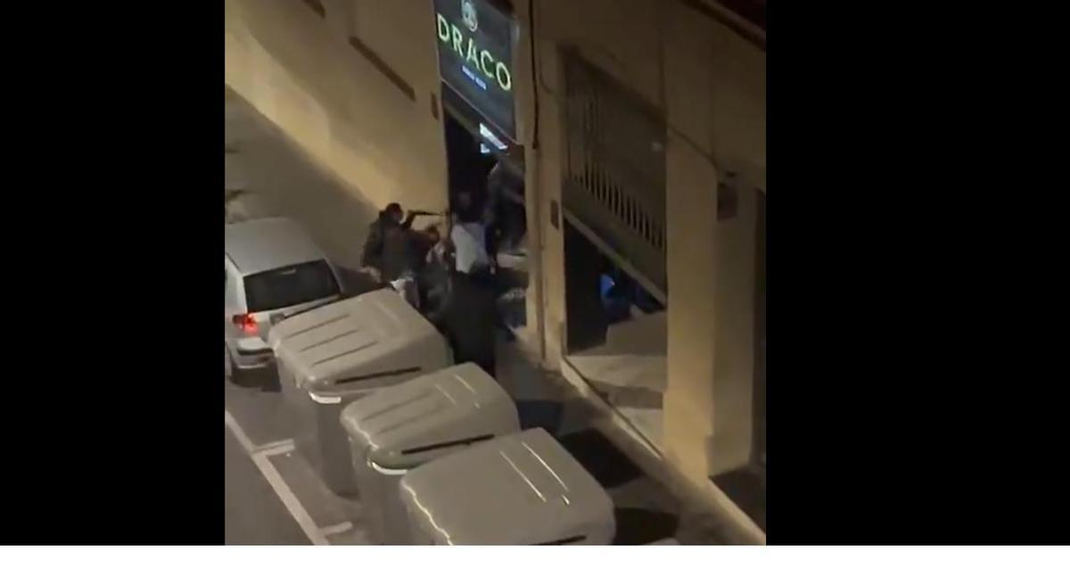 Vídeo | Baralla a les portes de la discoteca Drago, l’antiga KGB, de Gràcia
