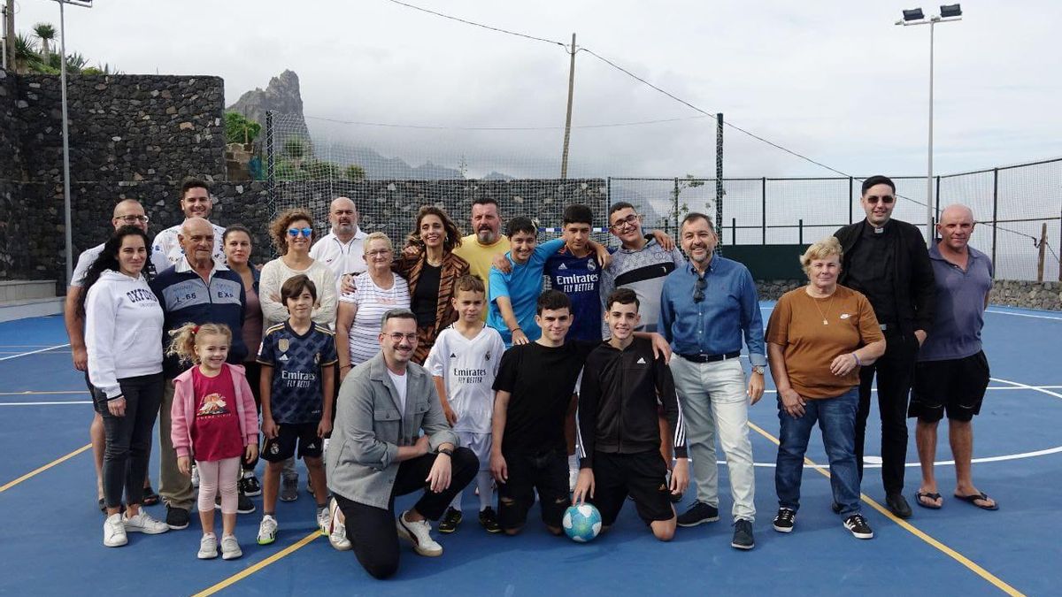 Fotografía de familia de la reapertura del polideportivode Almáciga.