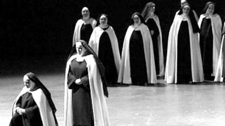 Dos escenas de la producción de «Diálogos de carmelitas» que la Ópera de Oviedo estrena el próximo domingo, en el teatro Campoamor.