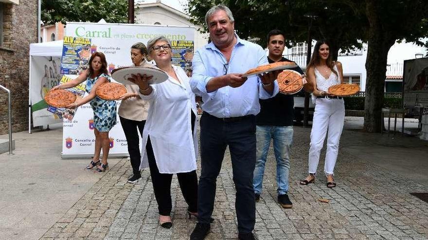 El alcalde, en primer término, con los panaderos y la edil Florinda Duarte, ayer, en la presentación de la fiesta.