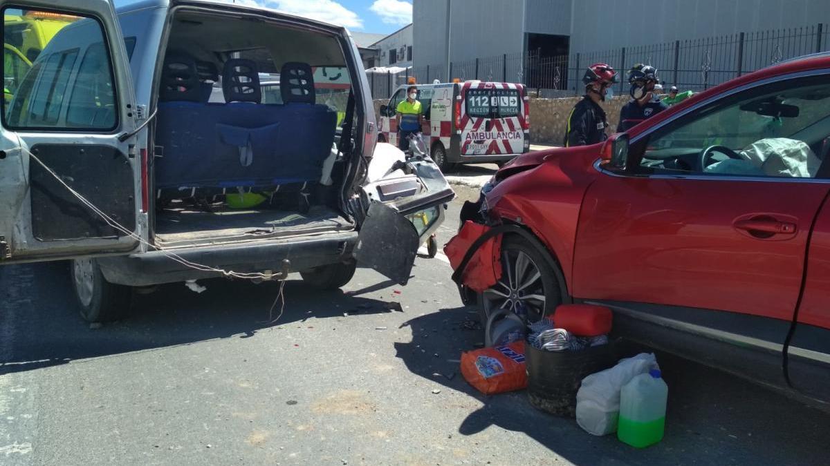 Tres heridos en un aparatoso accidente de tráfico en Cieza