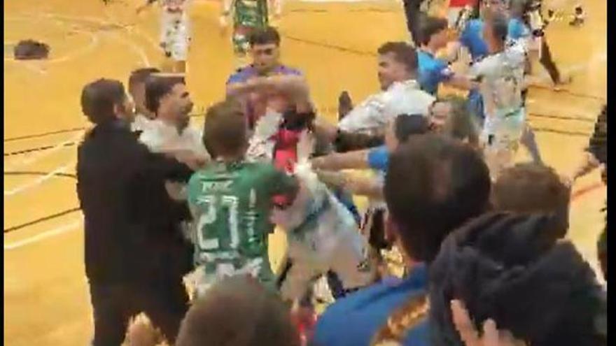 El Noia acaba a 'puñetazo limpio' en una trifulca con el Peñíscola y sus aficionados