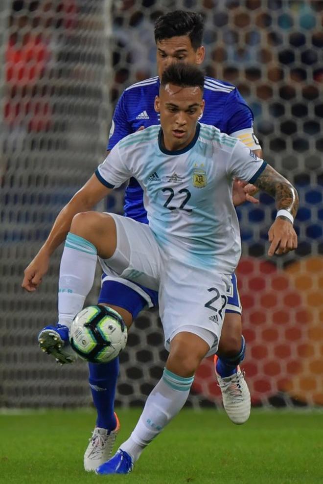 El 27 de marzo de 2018 hizo su debut con la selección absoluta. Lautaro Martinez durante un partido de la Copa America contra la selección de Paraguay en el estadio Mineirao en Belo Horizonte, Brasil.