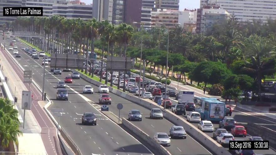 Cuatro heridos leves por una colisión en la Avenida Marítima