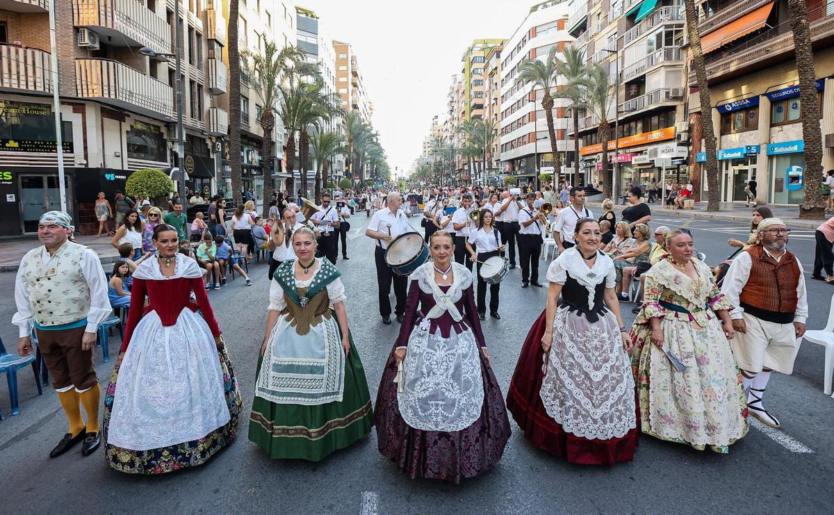 Un momento la Entrada de Bandas del año pasado, con festeras llevando trajes del siglo XVIII.