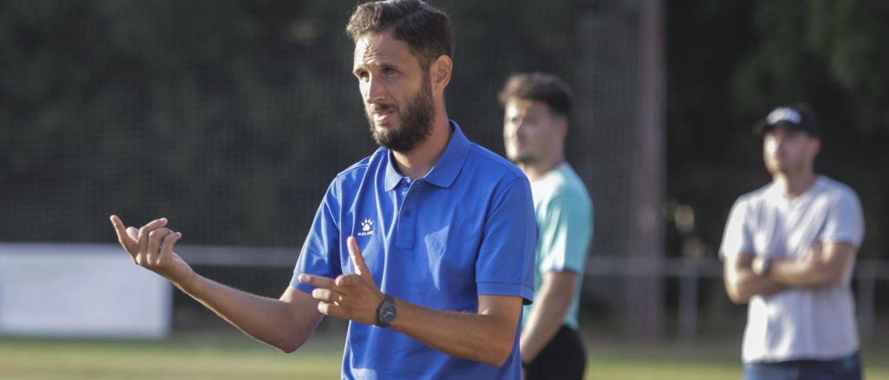 Planagumà hace indicaciones desde la banda a sus jugadores durante el primer amistoso.