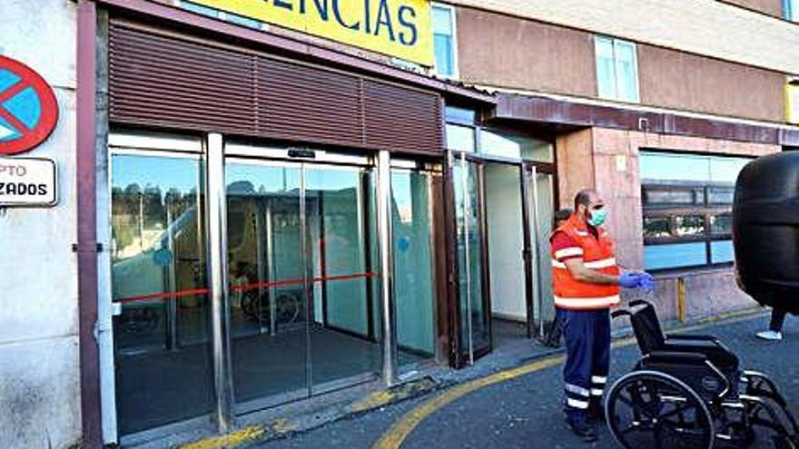 Entrada de urgencias del Hospital Universitario de Salamanca ayer.