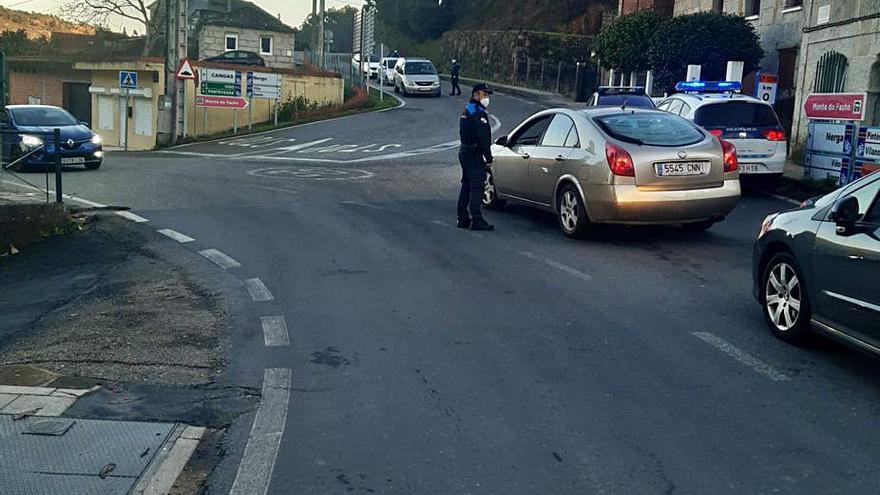 Control de la Policía de Cangas en el cruce de O Hío.   | // FDV