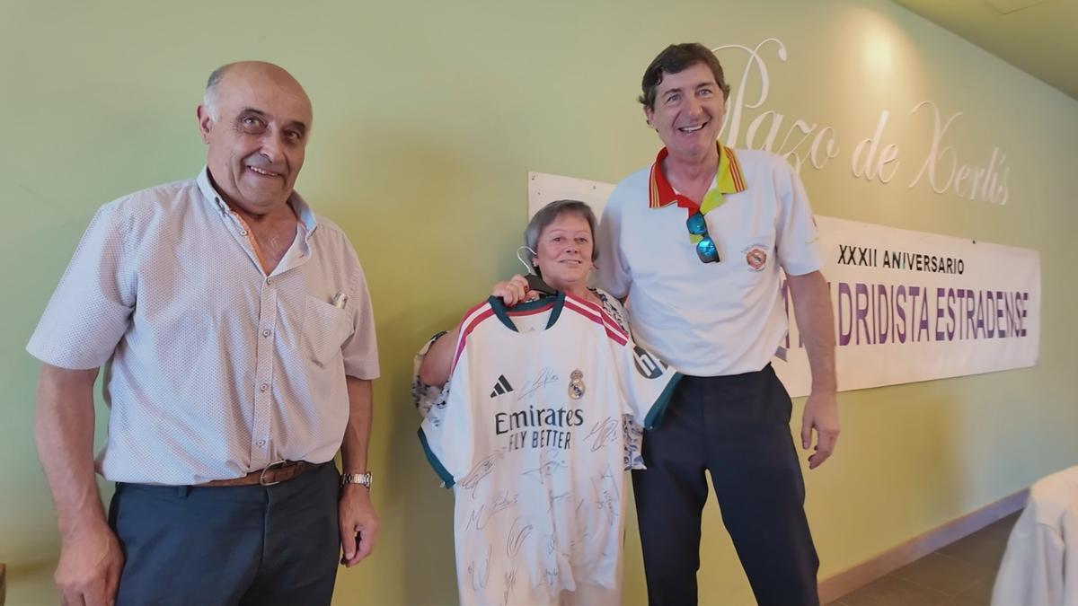 PAzo y Agustín, entregando la camiseta firmada por todos los jugadores a la ganadora del sorteo.