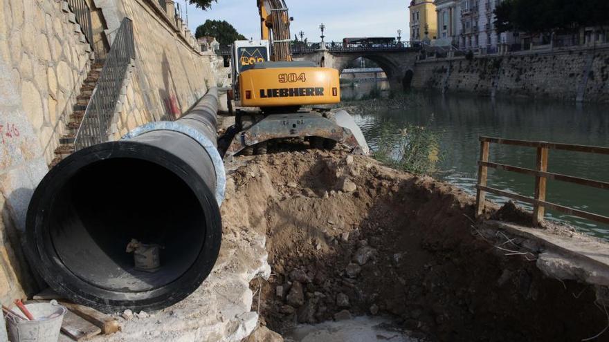 Una de las tuberías que se han colocado en el cauce del Segura para la recirculación de agua desde Rincón de Gallego.