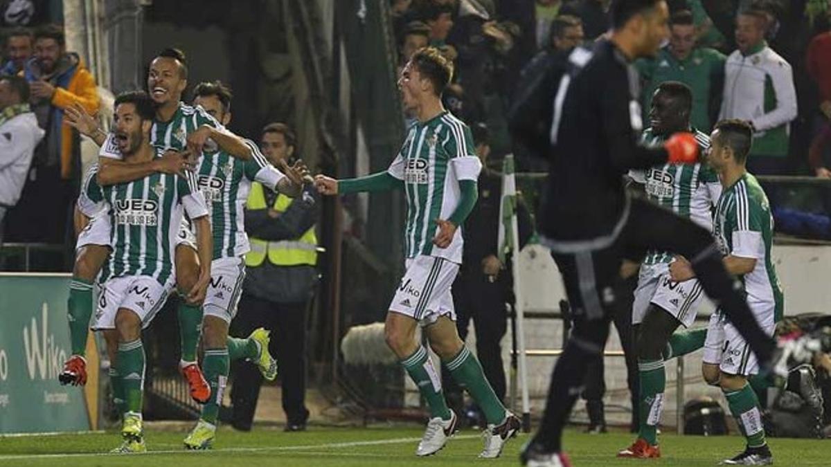 Keylor Navas (derecha) se lamenta mientras los jugadores del Betis celebran el gol de Cejudo