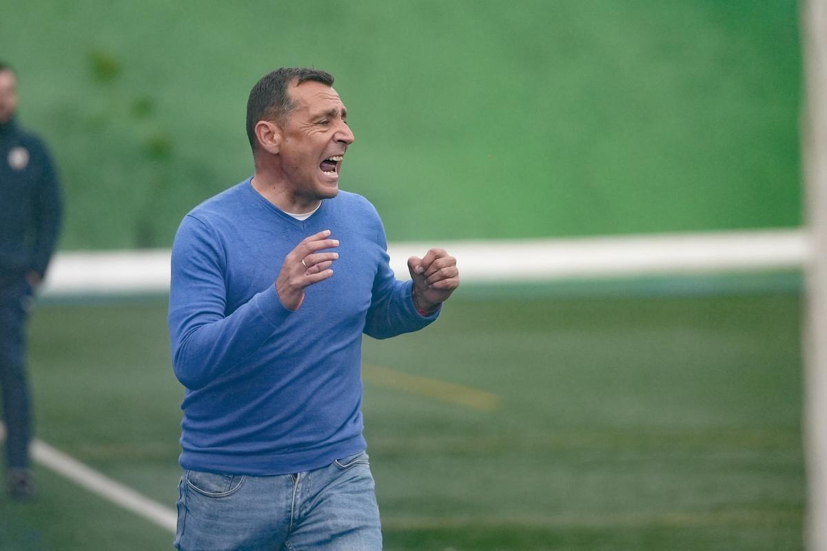 Juan Carlos Quero da indicaciones a sus futbolistas durante un encuentro del presente curso.