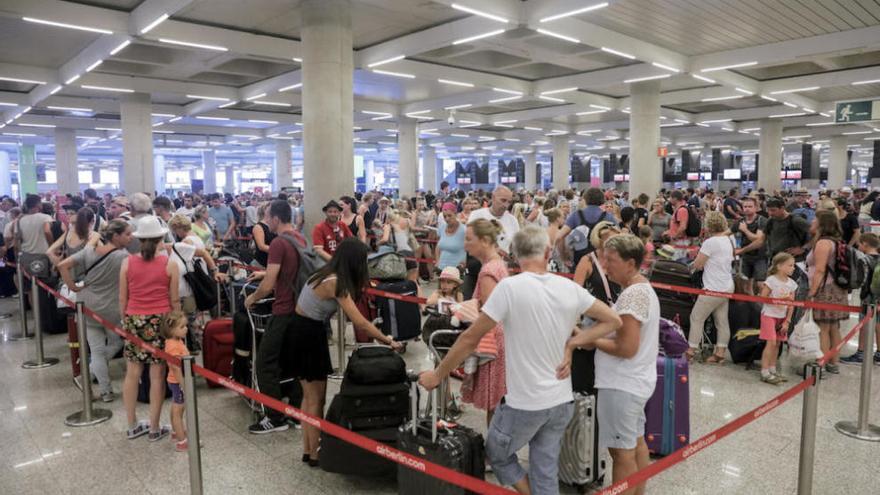 Massenandrang im Flughafen Palma.