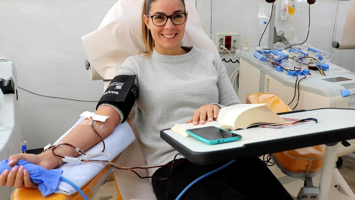 Das Blutspenden dauert zwischen fünf und zehn Minuten. Wer will, kann sich währenddessen ablenken.