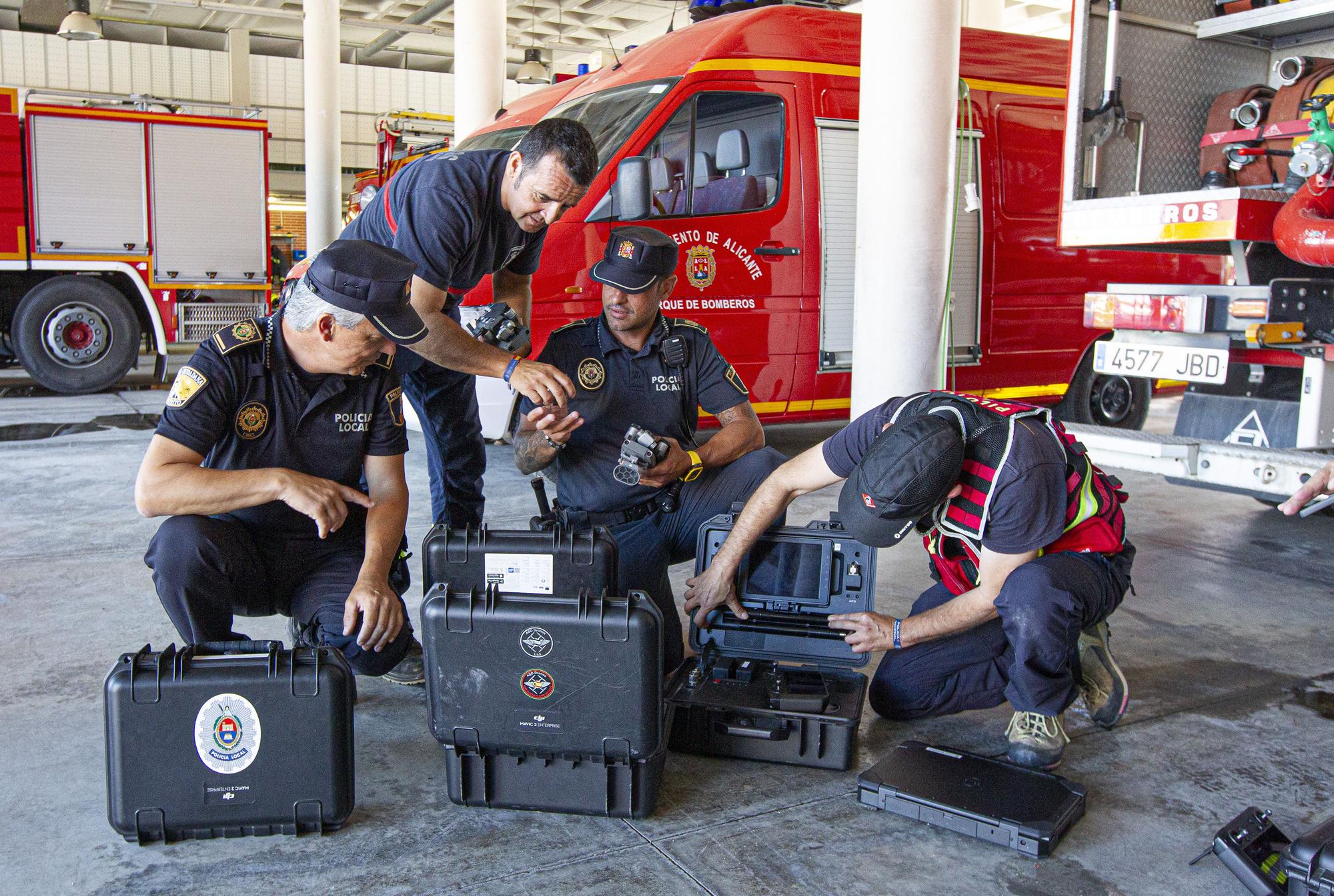 Los Bomberos preparan los drones que volarán en la noche de la Cremà