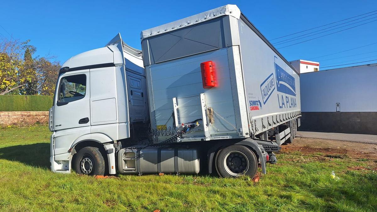El vehículo se ha quedado atascado en el barro generado por las últimas lluvias en esta parcela de la calle Sedenyet de la Democràcia.