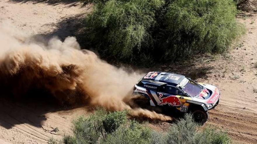 Carlos Sainz, en un momento de la etapa de ayer. // Reuters