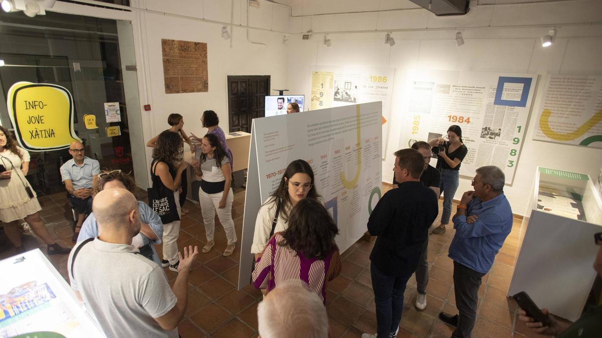 Asistentes a la exposición coordinada con motivo del 40º aniversario de la Casa de la Joventut en Xàtiva.
