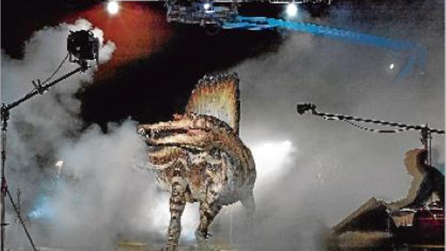 Un model de Spinosaurus rep tractament d&#039;estrella de rock en una sessió de fotos per a National Geographic