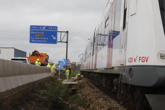 Sin línea de metro y la A-7 cortada tras el choque de un camión con un muro en l'Alcúdia