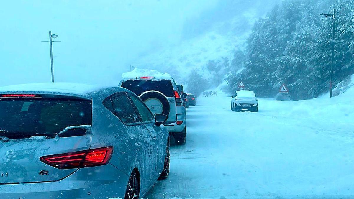 Carretera de Sierra Nevada este domingo por la tarde repleto de coches en la salida de la estación.