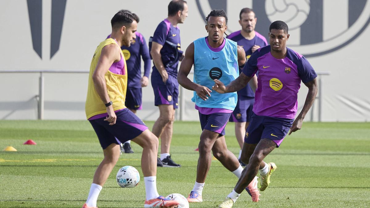 Rashford, Eric Garcia y Koundé, en un entrenamiento en la Ciudad Deportiva