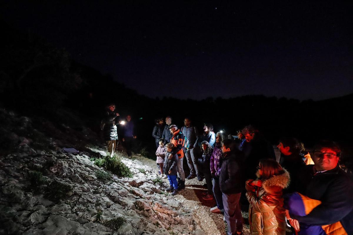 Imágenes de la visita nocturna a las pinturas rupestres de la Sarga