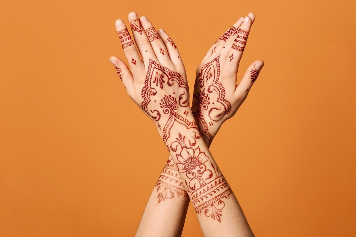 ¡Cuidado con los tatuajes de henna negra! Pueden producir reacciones adversas.