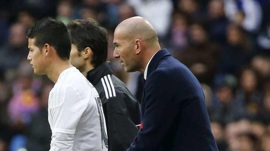 Zidane con James Rodríguez, el pasado domingo. // Andrea Comas