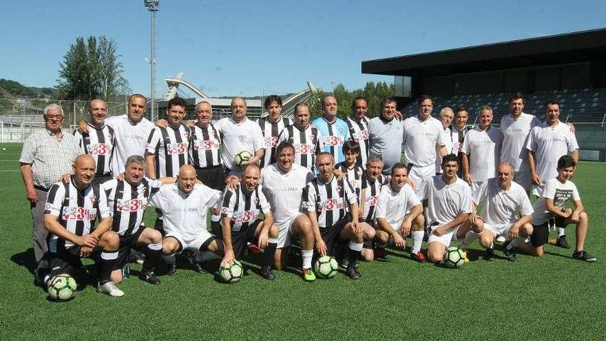 Los equipos de la Asociación de entrenadores O Afiador y del Veteranos Antela, ayer. // Iñaki Osorio